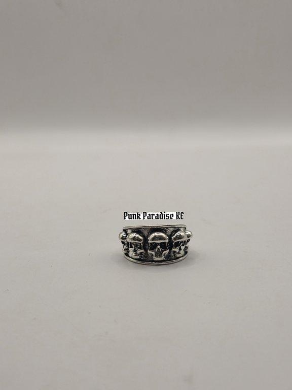 Multiple skulls ring